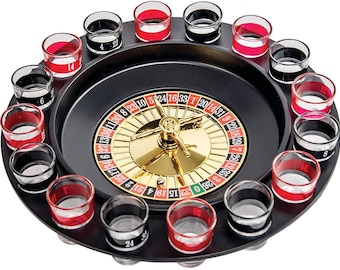 Puede incluir: Un juego de ruleta negro con 16 vasos de chupito dispuestos alrededor de la rueda. La rueda tiene los números del 1 al 36 y un cero. Los vasos de chupito son transparentes con bordes rojos y negros.