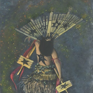 Puede incluir: Una pintura de acuarela de un bailarín nativo americano que lleva un tocado tradicional con un abanico de plumas y sostiene dos palos de madera con estrellas pintadas en ellos. El bailarín lleva una falda marrón con flecos y una camiseta negra. El fondo es azul oscuro con estrellas blancas.