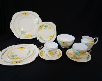 Vintage Roslyn Juego de porcelana pintada a mano de 2 platos de té, platos de pan, tazas y platillos, azucarero y crema, floral amarillo con adornos dorados
