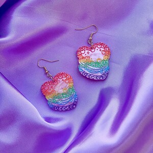 Rainbow Cake Acrylic Earrings - Old Fashioned Cake - Pendientes de pastelería - Pintados a mano - Pride