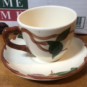EINE Franziskaner-Apfel-Tee-Kaffeetasse und Untertasse