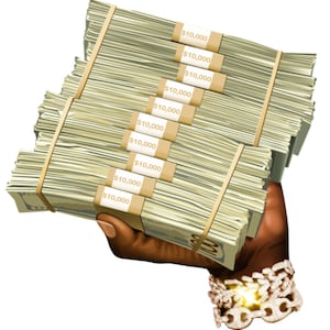 Puede incluir: Una mano sosteniendo una gran pila de dinero en efectivo, agrupada con bandas elásticas. Cada banda tiene una etiqueta que dice "$10,000". La mano lleva una gruesa pulsera de cadena de oro.
