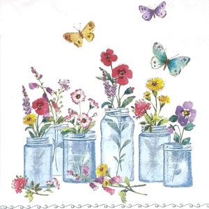 Op de afbeelding: Een decoratieve papieren servet met aquarel illustraties van wilde bloemen in glazen potten. Vlinders in geel, blauw en paars fladderen boven de potten. Het ontwerp heeft een witte achtergrond met een decoratieve rand.
