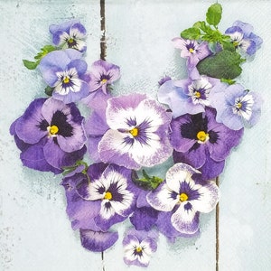 P783# 3 tovaglioli di carta singoli per decoupage, veline artigianali, cuore di fiori viola del pensiero su fondo in legno