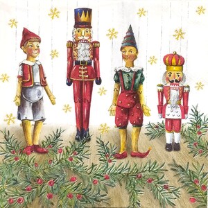 Op de afbeelding: Een aquarel illustratie toont vier speelgoedfiguren: twee notenkrakers, een jongen in een rode muts en vest, en een jongen in een groen shirt en rode korte broek. De figuren staan op een houten oppervlak met een slinger van groen en rode bessen. Gouden sneeuwvlokken staan op de achtergrond.