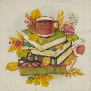 Op de afbeelding: Waterverfillustratie van een stapel boeken met een koffiemok, een bril en herfstbladeren. De boeken zijn groen, bruin en rood, met gele en oranje bladeren verspreid. Een rode mok staat bovenop de boeken.