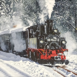 Q364 # 3 serviettes en papier pour découpage, papier peint artisanal, train avec une locomotive noire rouge se déplaçant dans une forêt enneigée en hiver