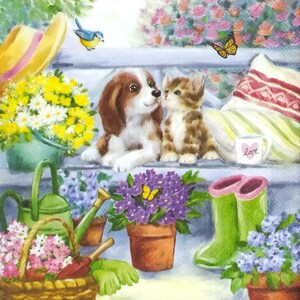 Könnte beinhalten: Eine Aquarellillustration mit einem braun-weißen Spaniel-Welpen und einem getigerten Kätzchen, die zusammen auf einer Veranda sitzen. Die Szene umfasst einen gelben Hut, einen blauen Vogel, einen Schmetterling, Topfblumen, eine grüne Gießkanne und grüne Stiefel.
