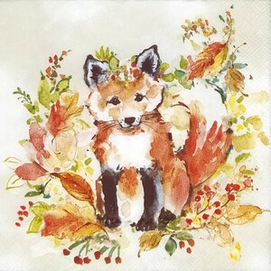 Pode incluir: Ilustração em aquarela de uma raposa rodeada por folhas e bagas de outono. A raposa tem um pelo castanho e branco, com orelhas e patas pretas. As folhas são em tons de laranja, amarelo e verde, criando um tema de outono.