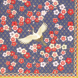 P138# 3 stuks enkele papieren servetten voor decoupage, knutselpapier, witte vliegende kraanvogel met rozerode bloemen op donkerblauwe achtergrond