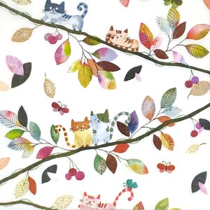 Könnte beinhalten: Eine verspielte Illustration mit Katzen auf Ästen mit bunten Blättern und Kirschen. Die Katzen haben verschiedene Muster und Farben, darunter Grau, Orange und Streifen. Schmetterlinge und verstreute Blätter ergänzen das Design.