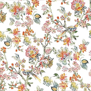 Può includere: Tessuto bianco con un motivo floreale dettagliato, con fiori e uccelli colorati. Il motivo incorpora elementi rosa, arancioni, gialli e verdi, creando una vivace stampa botanica. Adatto per l'arredamento della casa o l'abbigliamento.