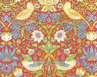 Op de afbeelding: Een rode achtergrond met een herhalend patroon van gestileerde vogels, bloemen en bladeren. De vogels zijn geel met zwarte ogen en snavels. De bloemen zijn wit met gele centra. De bladeren zijn groen en blauw.