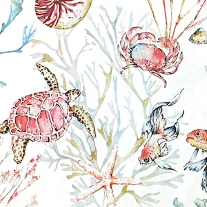 Peut inclure: Illustration à l'aquarelle représentant la vie marine. Le motif comprend une tortue de mer rose, un crabe, une étoile de mer et des poissons rouges, ainsi que du corail et des coquillages. La palette de couleurs est douce, avec des roses, des bleus et des tons beiges sur fond blanc.