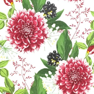 Könnte beinhalten: Ein florales Muster mit großen, tiefroten Dahlien mit weißen Rändern, durchsetzt mit grünen Blättern, kleinen weißen Blüten und Trauben schwarzer Beeren. Das Design ist vor einem weißen Hintergrund angeordnet und erzeugt einen lebendigen botanischen Druck.