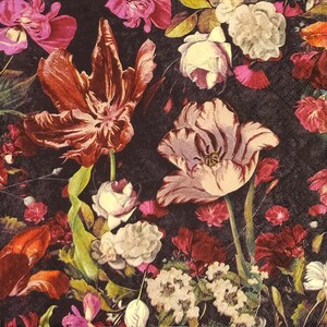 Könnte beinhalten: Ein dunkler Hintergrund mit einem floralen Muster aus roten, rosa und weißen Blumen. Die Blumen sind in einem zufälligen Muster angeordnet und von grünen Blättern umgeben.
