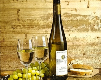 Peut inclure: Une bouteille de vin blanc avec un bouchon en liège, deux verres de vin blanc et une grappe de raisin vert sur une surface en bois. L'étiquette de la bouteille de vin indique "Weinland Estate Riesling Halbtrocken."