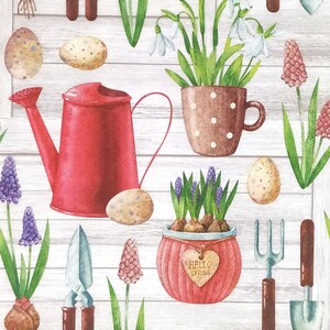 Könnte beinhalten: Aquarell-Illustration mit Gartengeräten, Topfblumen und Ostereiern auf weißem Holzmaserungshintergrund. Eine rote Gießkanne, eine braune Tasse mit weißen Punkten und ein roter Topf mit einem herzförmigen Anhänger mit der Aufschrift "Hello Spring" sind ebenfalls abgebildet.
