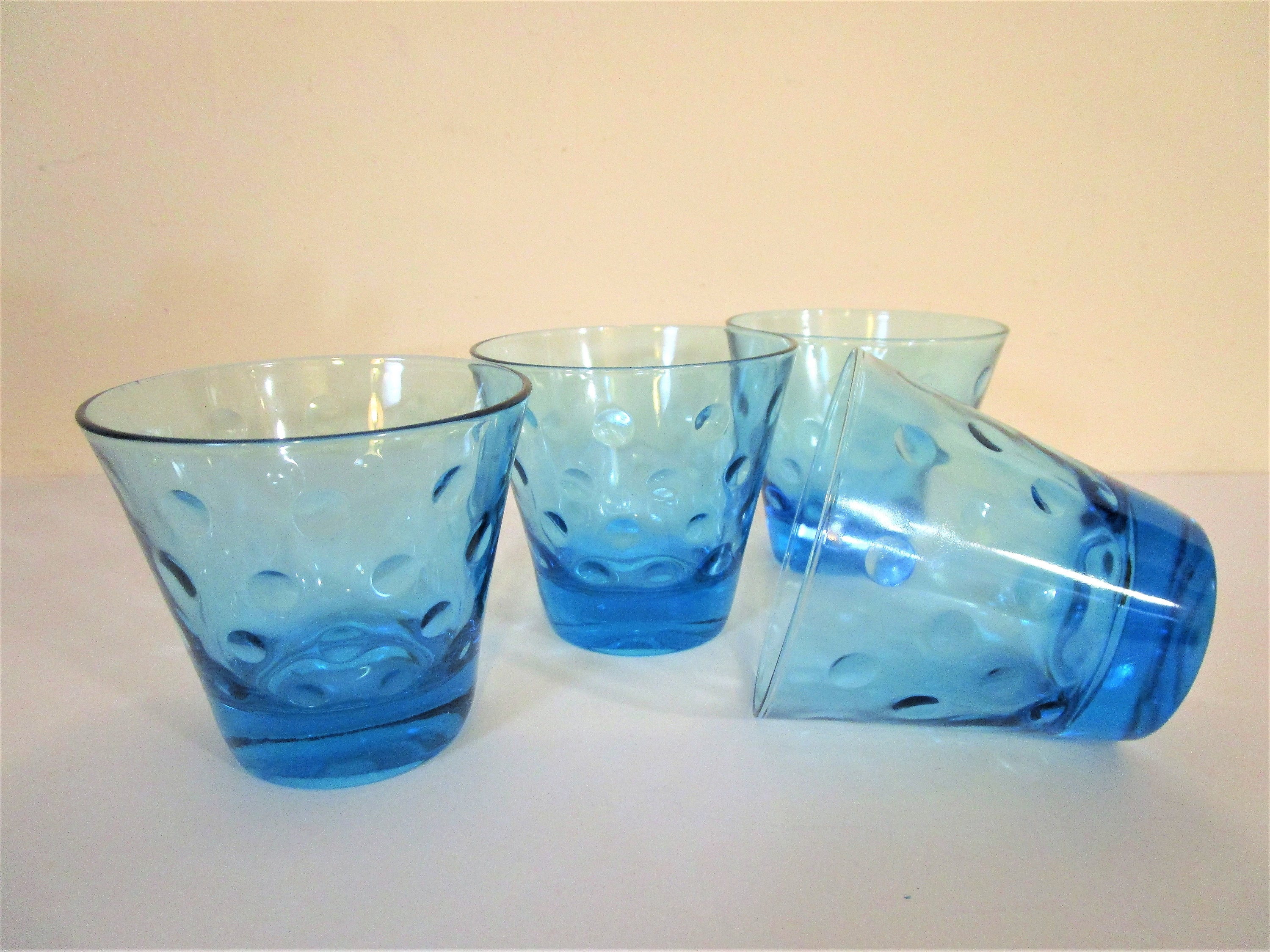 18 oz glass tumblers Duralex Made In France Picardie 18-Piece Glass Tumbler Drinking Set, Amber. Set includes (6 Units) 8-3/8 oz Tumblers; (6 Units) 10-3/8 oz Tumblers;