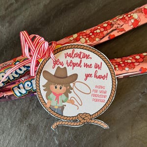 Arquivo para imprimir de Dia dos Namorados com tema de vaqueira - Vaqueira afro-americana - Lembrancinha com corda para nerds (PDF)