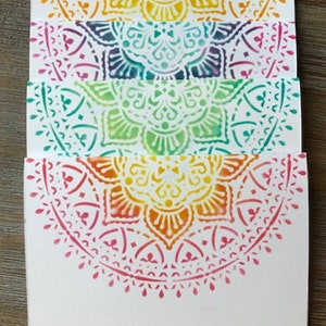 Ensemble de 4 cartes de notes vierges faites à la main avec Mandala Design, cartes Mandala, cartes vierges, cartes avec enveloppes, cartes de yoga, blanc à l’intérieur, salutations