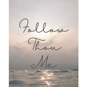 Könnte beinhalten: Ein motivierendes Zitat, "Follow Thou Me", in Kursivschrift vor dem Hintergrund eines bewölkten Himmels und einer Wasserfläche.