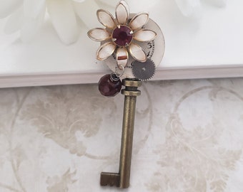 Skeleton key brooch, vintage jewelry, repurposed jewelry, daisy brooch, birthday gift for best friend, gift for mom, upcycled jewelry