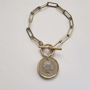 Paperclip chain bracelet, British coin jewelry, Queen Elizabeth jewelry, British gift for friend, Queen remembrance gift, British one pound
