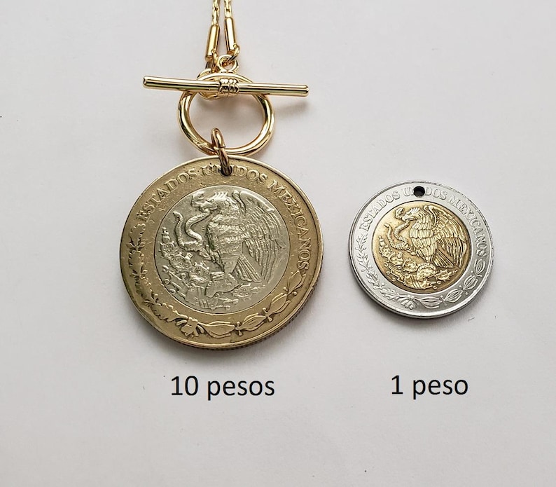 K&ouml;nnte beinhalten: Eine goldfarbene Knebelkette mit einem 10-Pesos-M&uuml;nzanh&auml;nger. Daneben liegt eine 1-Peso-M&uuml;nze. Beide M&uuml;nzen zeigen den Text ESTADOS UNIDOS MEXICANOS und ein Adleremblem. Die 10-Pesos-M&uuml;nze ist an der goldfarbenen Kette befestigt.