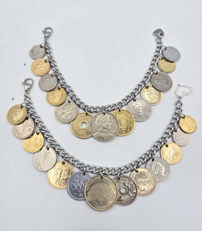 Pode incluir: Duas pulseiras de corrente de metal prateado com v&aacute;rias moedas internacionais como pingentes. As moedas s&atilde;o uma mistura de cores douradas e prateadas, exibindo diferentes retratos, s&iacute;mbolos e textos. Cada pulseira tem um fecho de metal.