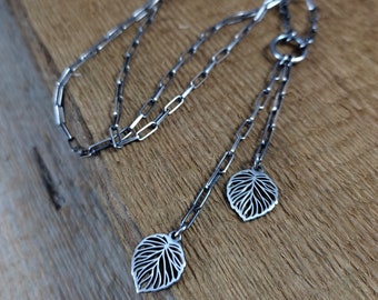 Collar con colgante de hoja de plata de ley oxidada – Joyería moderna hecha a mano