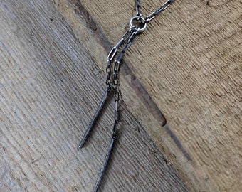 Colar artesanal em prata de lei oxidada com pingente de corrente rolo.