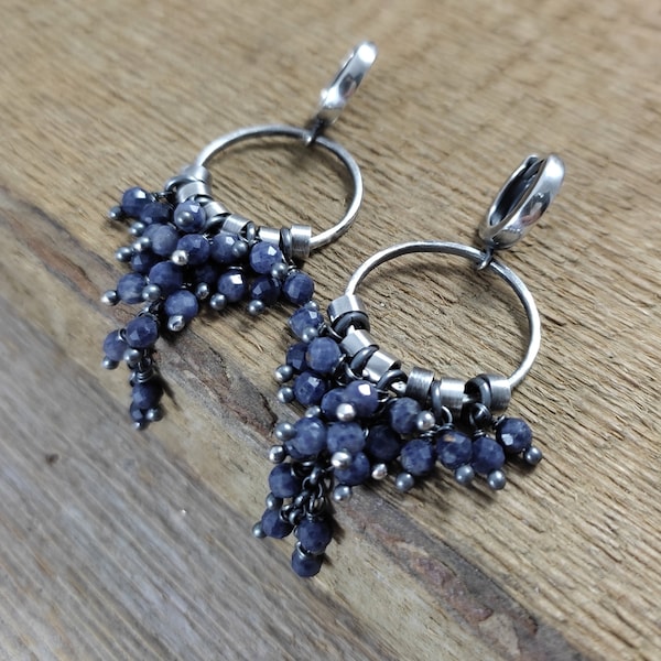 Boucles d'oreilles - argent sterling oxydé et saphir, Boucles d'oreilles avec perles, Bijoux faits à la main, argent brut, pierre brute. Cybervente 2023