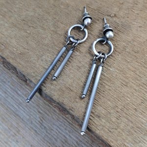 Hängande örhängen i sterlingsilver • Texturerad, lång linjedesign