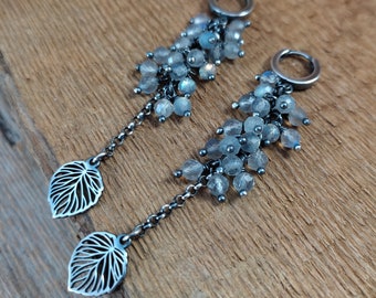 Peut inclure: Une paire de boucles d'oreilles en argent avec un pendentif en forme de feuille et un groupe de perles de pierres précieuses bleu clair.