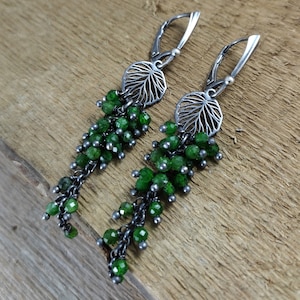 Orecchini - argento sterling ossidato e diopside, Orecchini con perline, Gioielli fatti a mano, argento grezzo, pietra grezza, Foglia con diopside