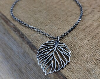 Collar de hoja de plata de ley oxidada - Joyería moderna hecha a mano