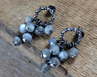 Peut inclure: Une paire de boucles d'oreilles pendantes en argent avec un groupe de perles de pierres précieuses grises suspendues à un anneau de fil torsadé.