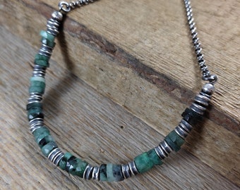 Halskette - oxidiertes Sterlingsilber mit Smaragd, Edelstein, handgemachter Schmuck, Halskette aus Perlen und Naturstein