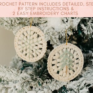 Puede incluir: Dos adornos navide&ntilde;os de crochet colgados de un &aacute;rbol de Navidad artificial nevado. Un adorno es un dise&ntilde;o de copo de nieve en hilo blanco y verde. El otro adorno es un dise&ntilde;o de &aacute;rbol de Navidad en hilo blanco y verde.