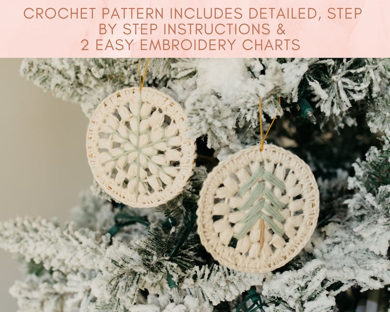 Puede incluir: Dos adornos navide&ntilde;os de crochet colgados de un &aacute;rbol de Navidad artificial nevado. Un adorno es un dise&ntilde;o de copo de nieve en hilo blanco y verde. El otro adorno es un dise&ntilde;o de &aacute;rbol de Navidad en hilo blanco y verde.