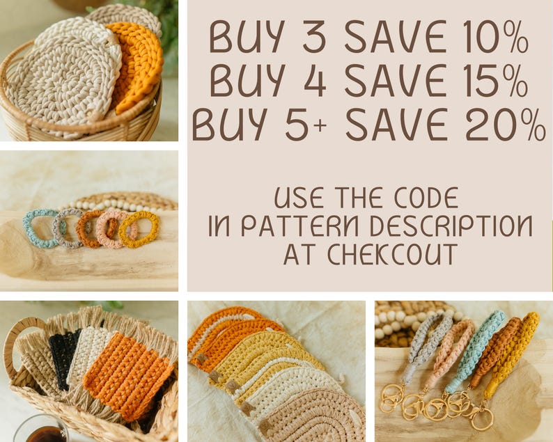 Puede incluir: Patrones de posavasos de ganchillo en varios colores, incluyendo beige, amarillo y azul. La imagen incluye texto que dice "COMPRAR 3 AHORRAR 10% COMPRAR 4 AHORRAR 15% COMPRAR 5+ AHORRAR 20% USAR EL C&Oacute;DIGO EN LA DESCRIPCI&Oacute;N DEL PATR&Oacute;N EN LA CAJA".