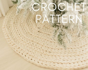 Puede incluir: Primer plano de una alfombra redonda de crochet de color crema con una rama borrosa verde y blanca en el fondo. El texto "CROCHET PATTERN" está escrito en blanco sobre la rama.