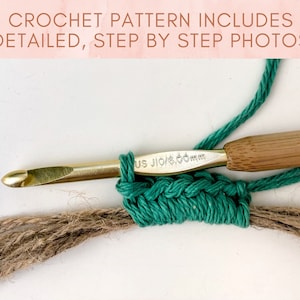 K&ouml;nnte beinhalten: Eine goldfarbene H&auml;kelnadel mit Bambusgriff, Gr&ouml;&szlig;e US J10/6.00mm, verarbeitet t&uuml;rkisfarbenes Garn &uuml;ber einem Strang aus nat&uuml;rlichem Jutegarn. Der Text CROCHET PATTERN INCLUDES DETAILED, STEP BY STEP PHOTOS ist oben sichtbar.