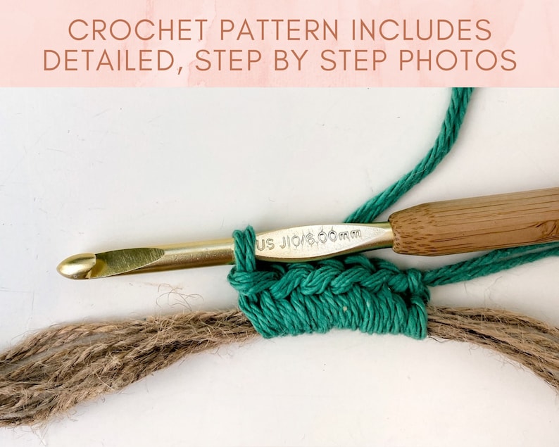K&ouml;nnte beinhalten: Eine goldfarbene H&auml;kelnadel mit Bambusgriff, Gr&ouml;&szlig;e US J10/6.00mm, verarbeitet t&uuml;rkisfarbenes Garn &uuml;ber einem Strang aus nat&uuml;rlichem Jutegarn. Der Text CROCHET PATTERN INCLUDES DETAILED, STEP BY STEP PHOTOS ist oben sichtbar.