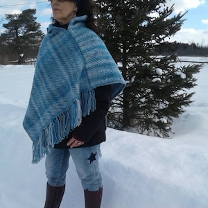 Schattierungen von blau und grau geschlossen vollen Poncho.