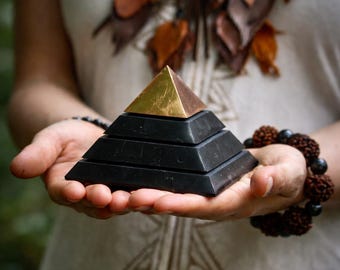 Schungit-Sakkara-Pyramide mit Kupferspitze, Meditationskristall für heilige Geometrie
