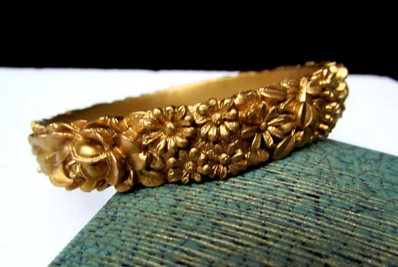 daisies flowers 1930s christmas holiday cocktail party dress jewelry 30s deco gold celluloid roses floral vintage bangle bracelet