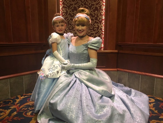 Compra Princesa Cenicienta Larga Vestidos De Niña De Las Flores Fuera Del  Hombro Piso Longitud Del Vestido De Bola Azul Niños Desfile De Los Vestidos  Más Nuevo Diseño Por Encargo F100 Barato 