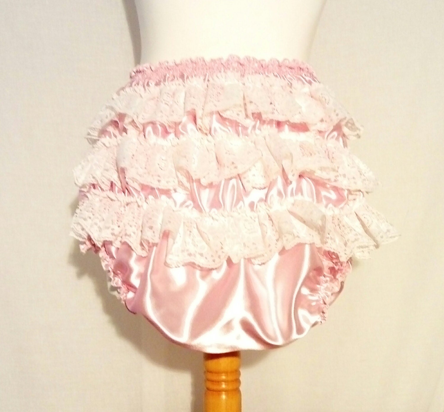 大人用ベビーサテンピンク、ホワイトレース付きフリルシシーショーツ